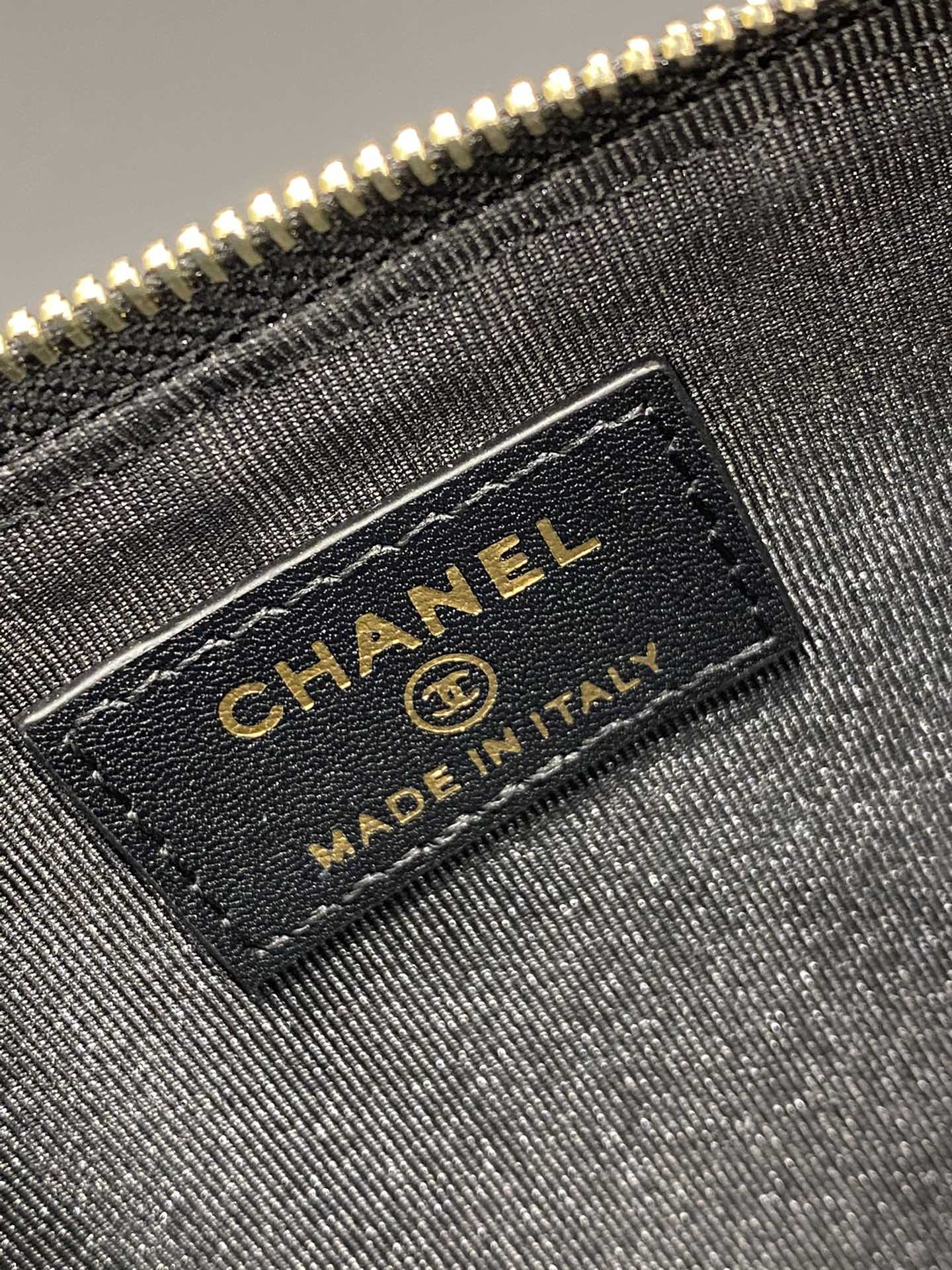 新款Chanel手机包 全新Logo设计 小球纹牛皮 5个卡位+一个拉链隔层+手机位 19.5*10*3