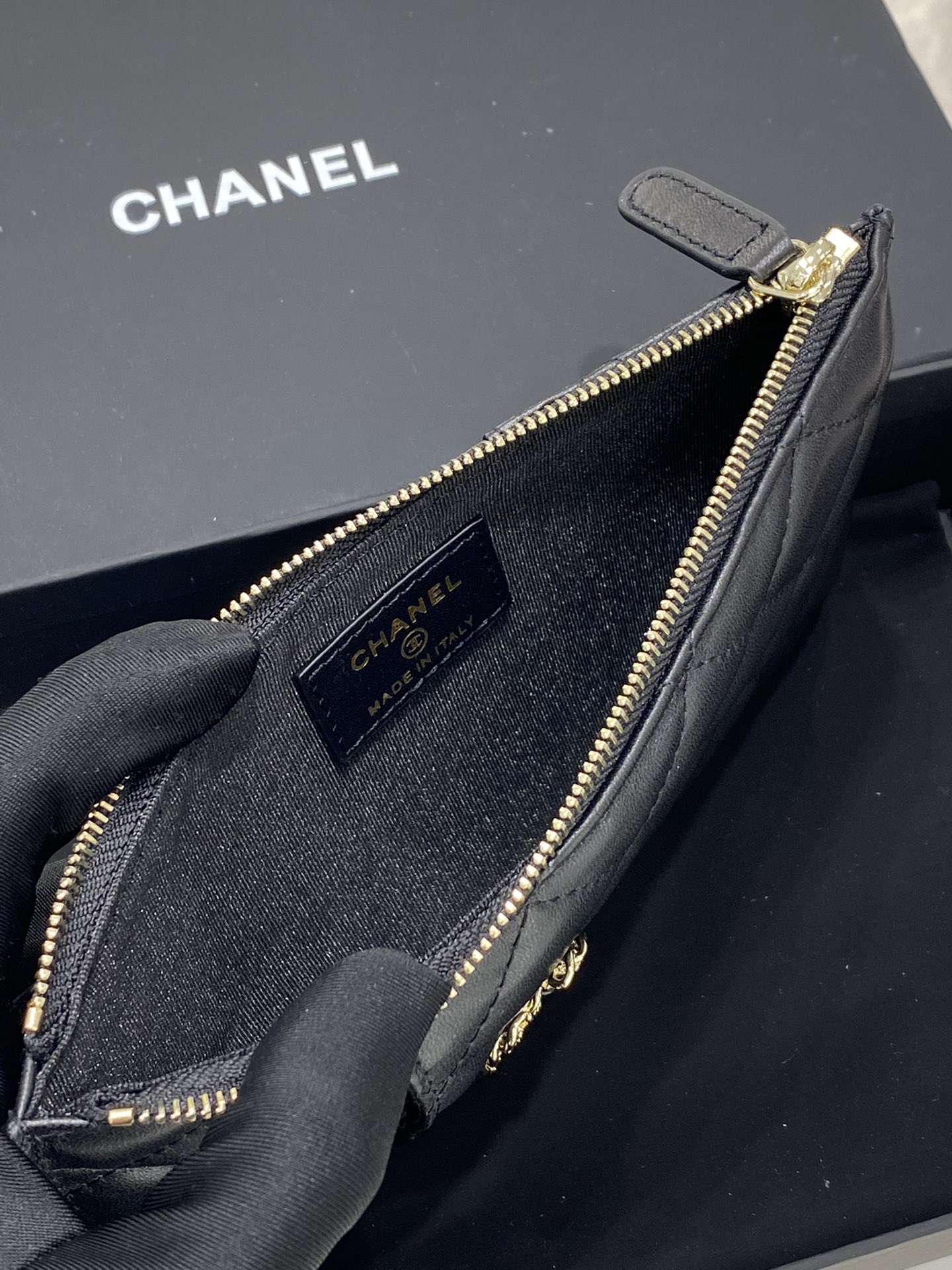 新款Chanel手机包 全新Logo设计 小羊皮 5个卡位+一个拉链隔层+手机位 19.5*10*3