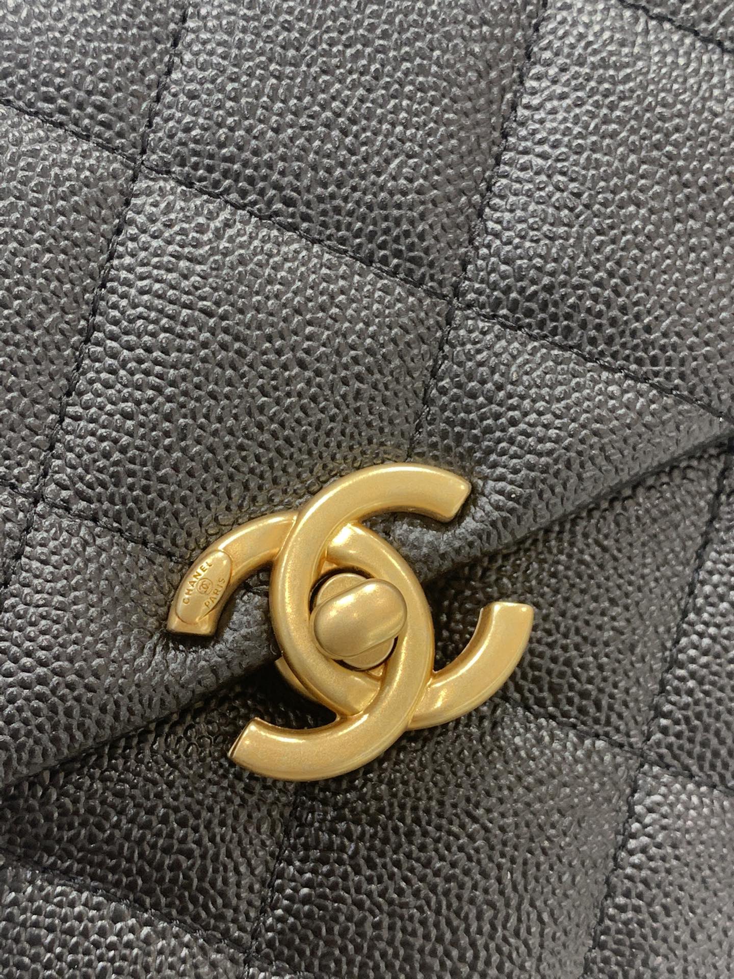 Chanel 22p春夏系列 复古双肩背包 20cm 鱼子酱牛皮配上复古金链