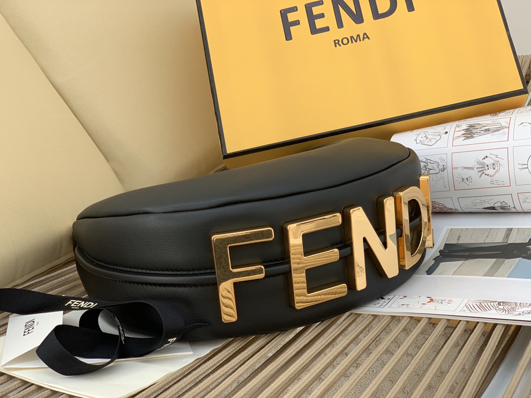 最新 Fendi graphy 新季icon 超美月牙腋下包 金属字母logo 29x24.5x10cm