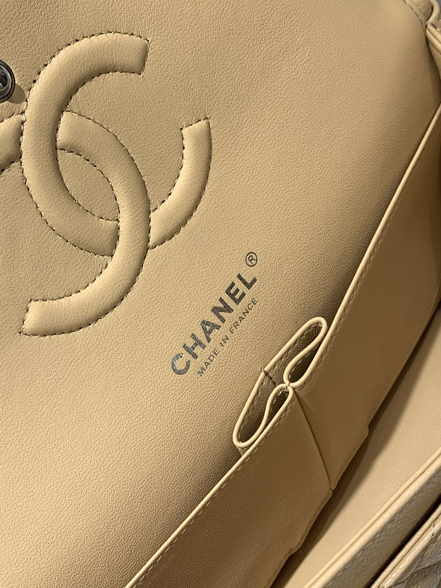 Chanel 升级版带芯片～【真品级】25cm  新颜色️杏色+亮银扣  法国原厂Haas球纹鱼子酱牛皮 25cm