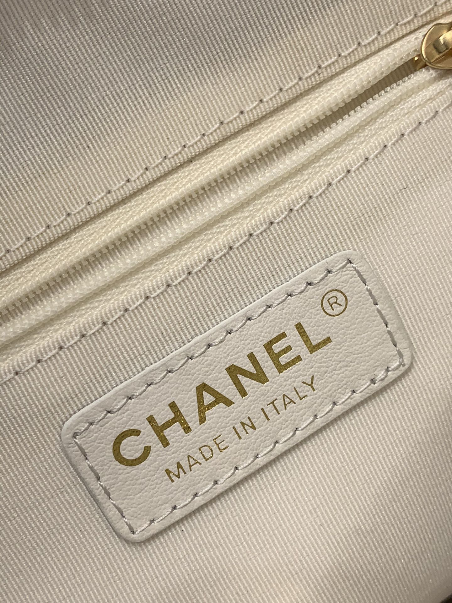 Chanel 22p春夏系列 复古双肩背包 20cm 鱼子酱牛皮配上复古金链