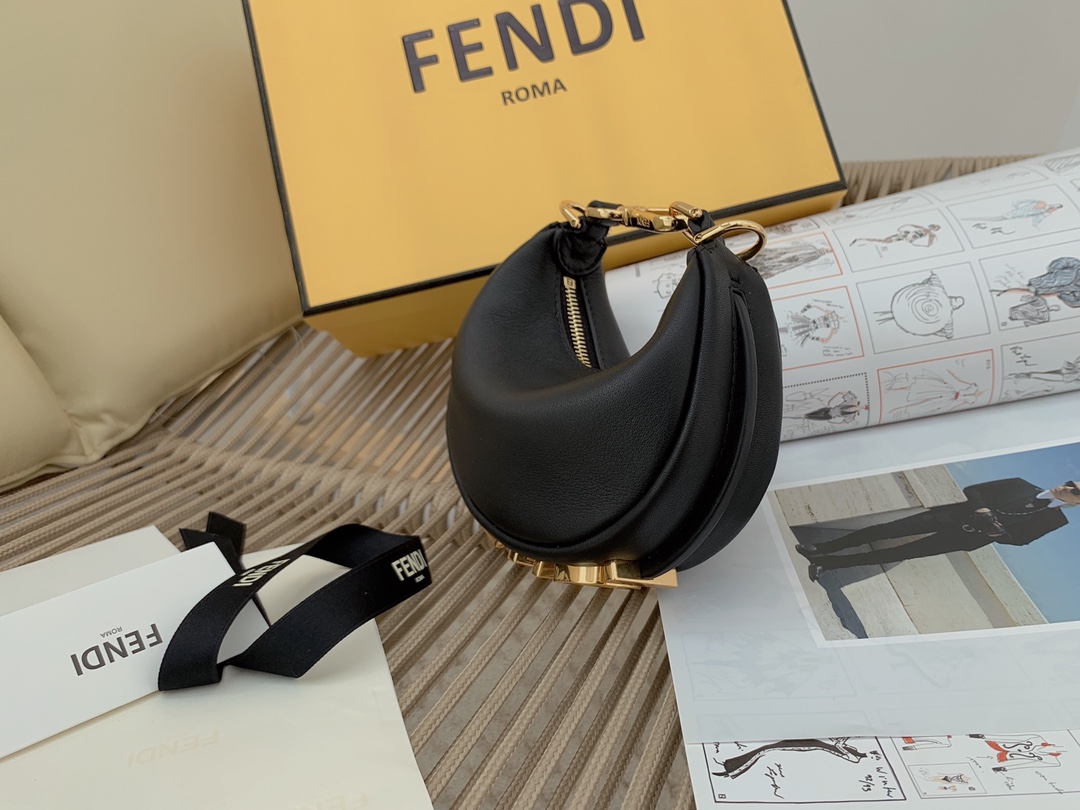 最新 Fendi graphy 新季icon 超美月牙腋下包 金属字母logo 16.5x14x5cm