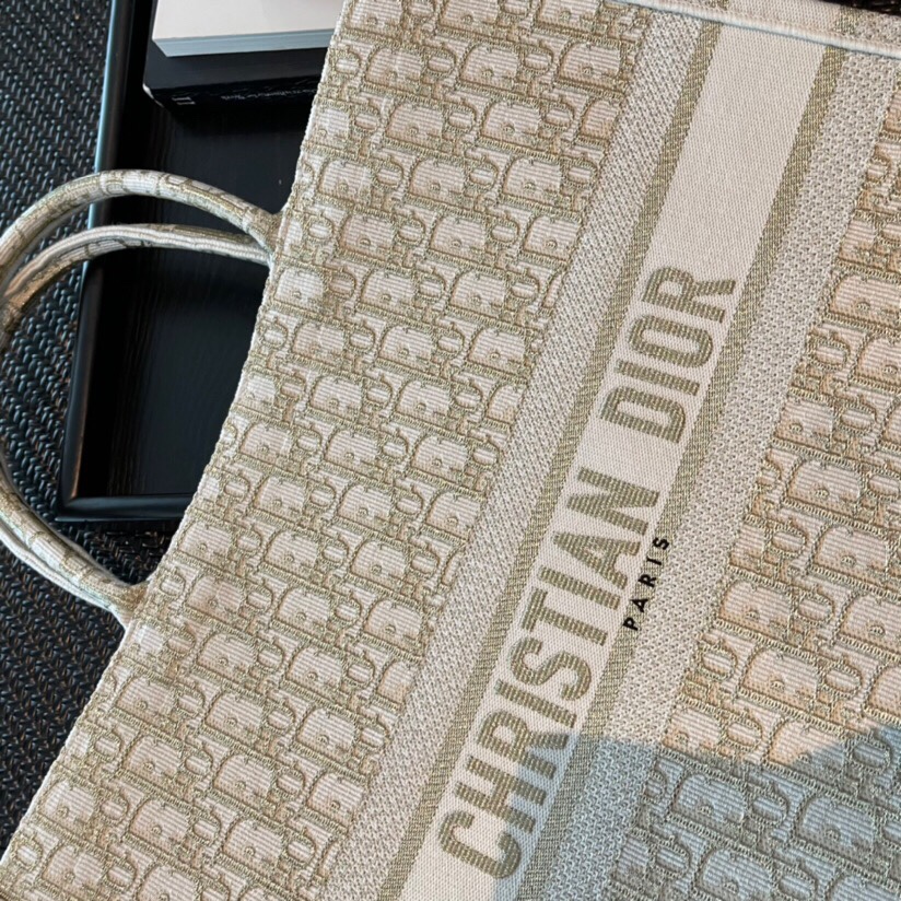 Dior Book Tote 购物袋 大号/41.5cm 金色老花，独家细节实拍图