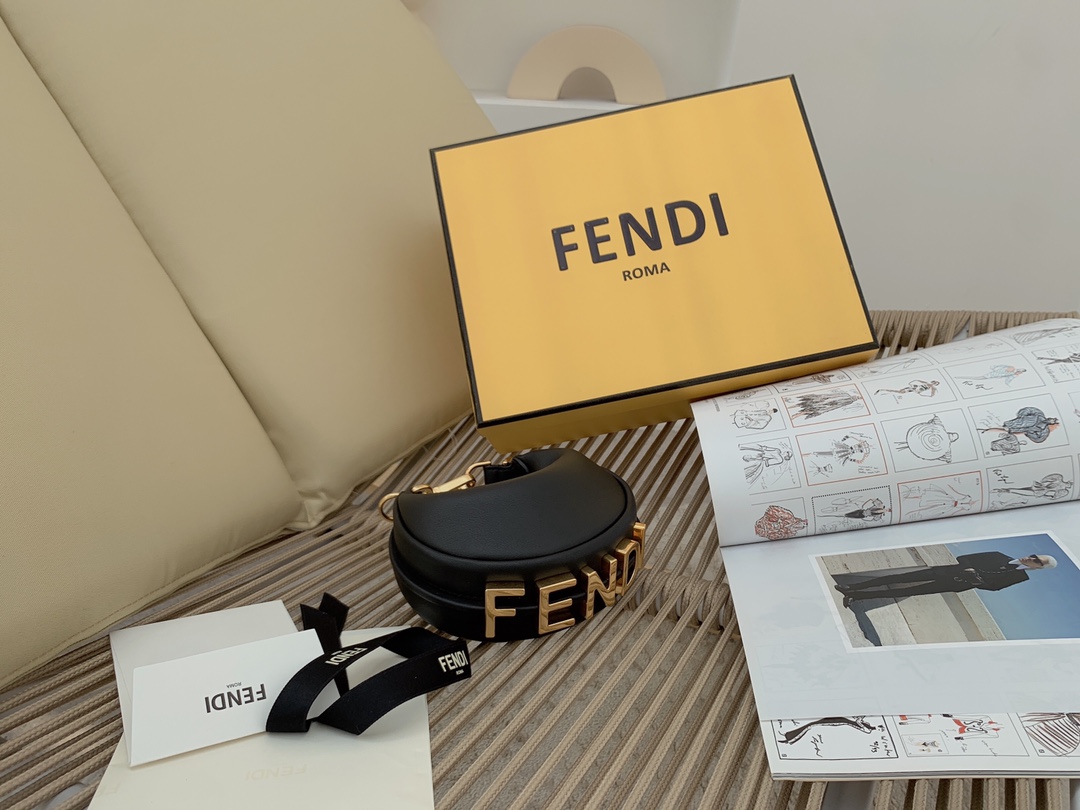 芬迪最新 Fendi graphy -新季icon.超美月牙腋下包 16.5x14x5 cm