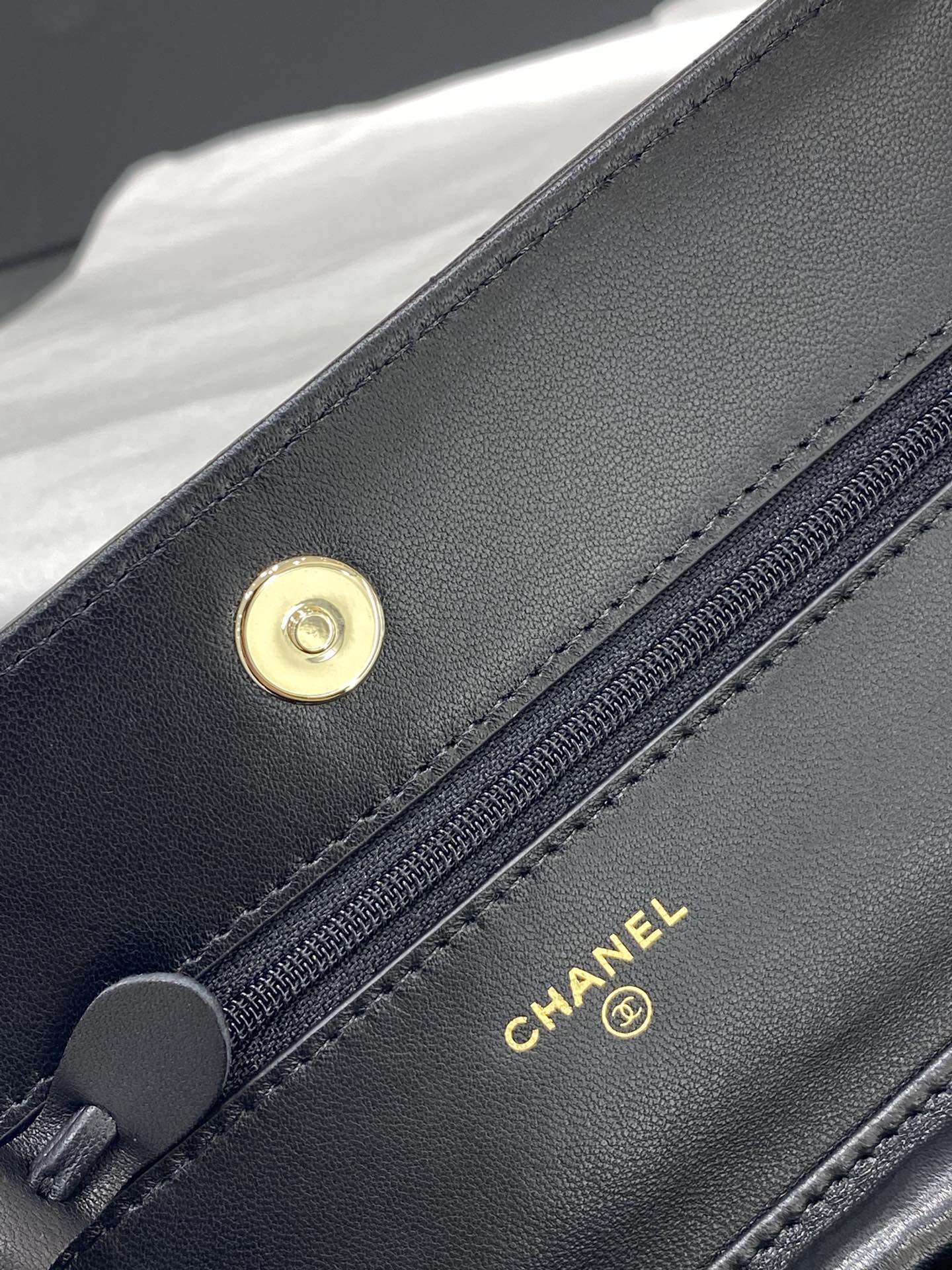 Chanel冬季神仙颜值之woc 19.5-12-3.5 黑色小羊皮～浅金扣 皮子+金属搭配，刚柔并济