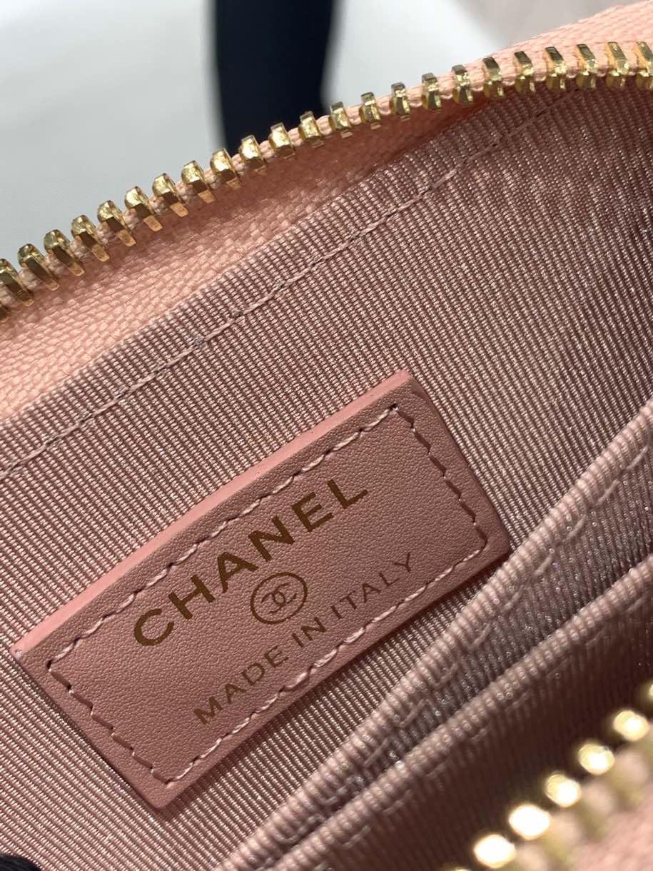 Chanel经典cf系列拉链零钱包 粉色鱼子酱牛皮配砂金扣 参考尺寸:7.5×11×2cm-广州尚美皮具_原单包包工厂货源 Chanel经典cf系列拉链零钱包 粉色鱼子酱牛皮配砂金扣 参考尺寸:7.5×11×2cm