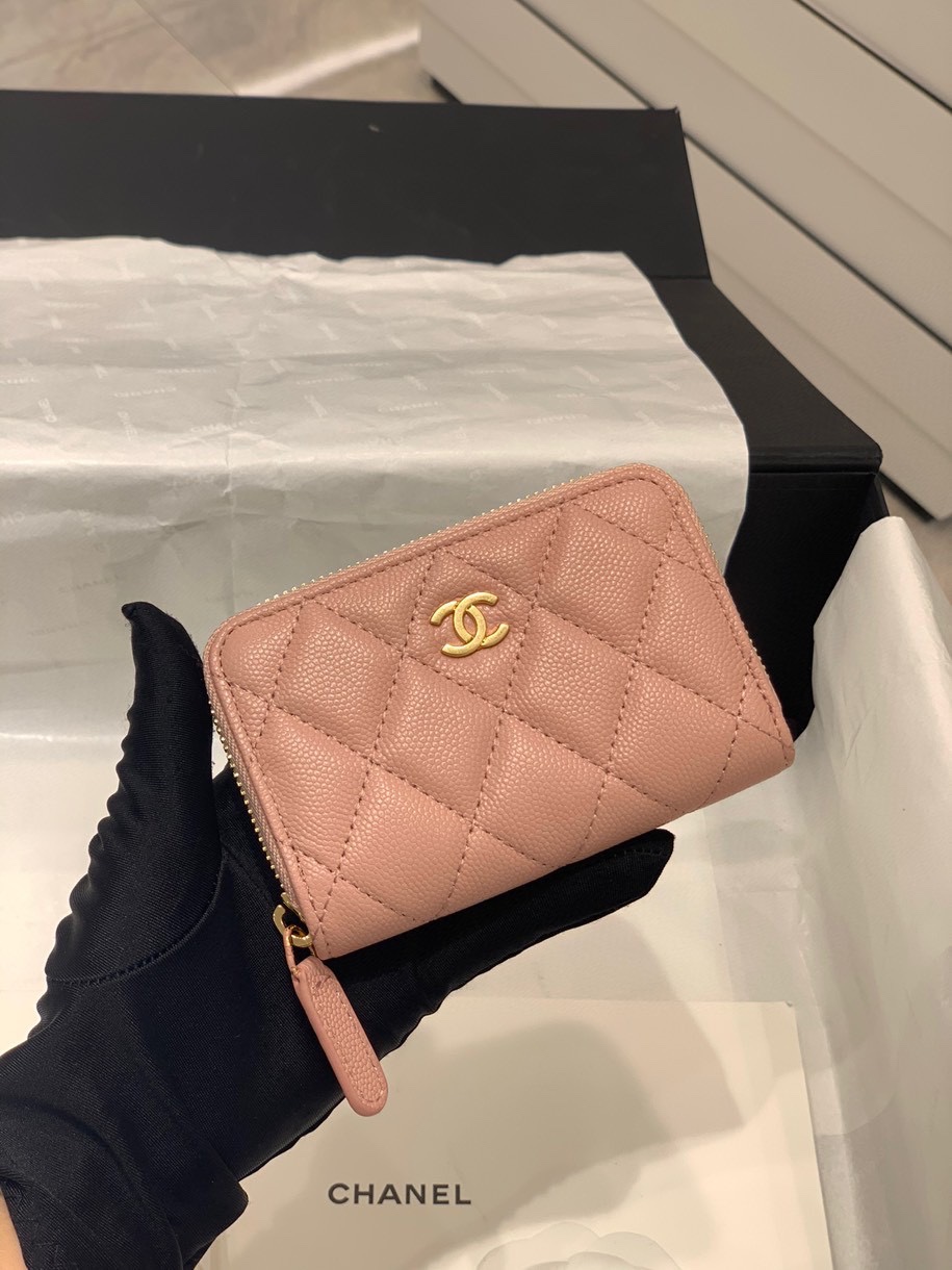 Chanel经典cf系列拉链零钱包 粉色鱼子酱牛皮配砂金扣 参考尺寸:7.5×11×2cm-广州尚美皮具_原单包包工厂货源 Chanel经典cf系列拉链零钱包 粉色鱼子酱牛皮配砂金扣 参考尺寸:7.5×11×2cm