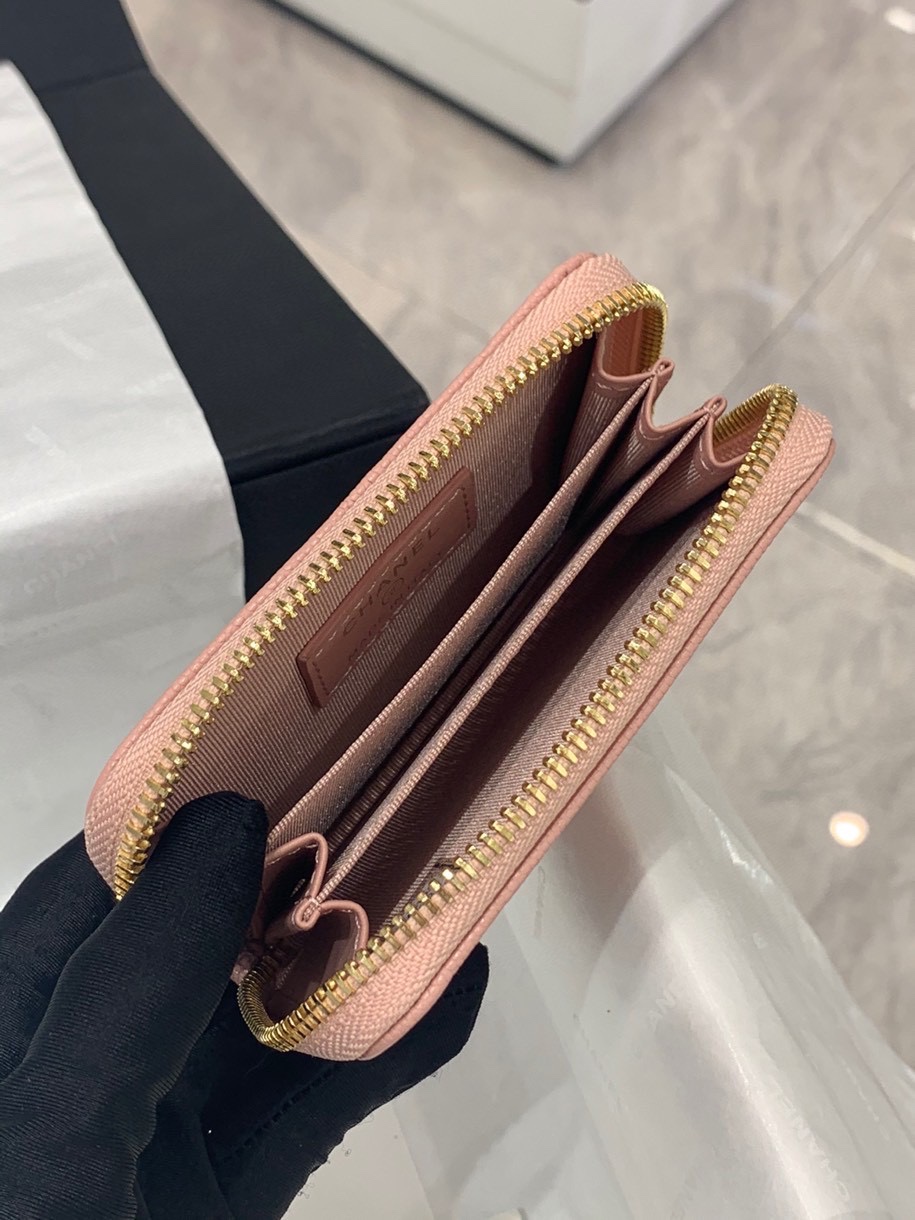 Chanel经典cf系列拉链零钱包 粉色鱼子酱牛皮配砂金扣 参考尺寸:7.5×11×2cm-广州尚美皮具_原单包包工厂货源 Chanel经典cf系列拉链零钱包 粉色鱼子酱牛皮配砂金扣 参考尺寸:7.5×11×2cm