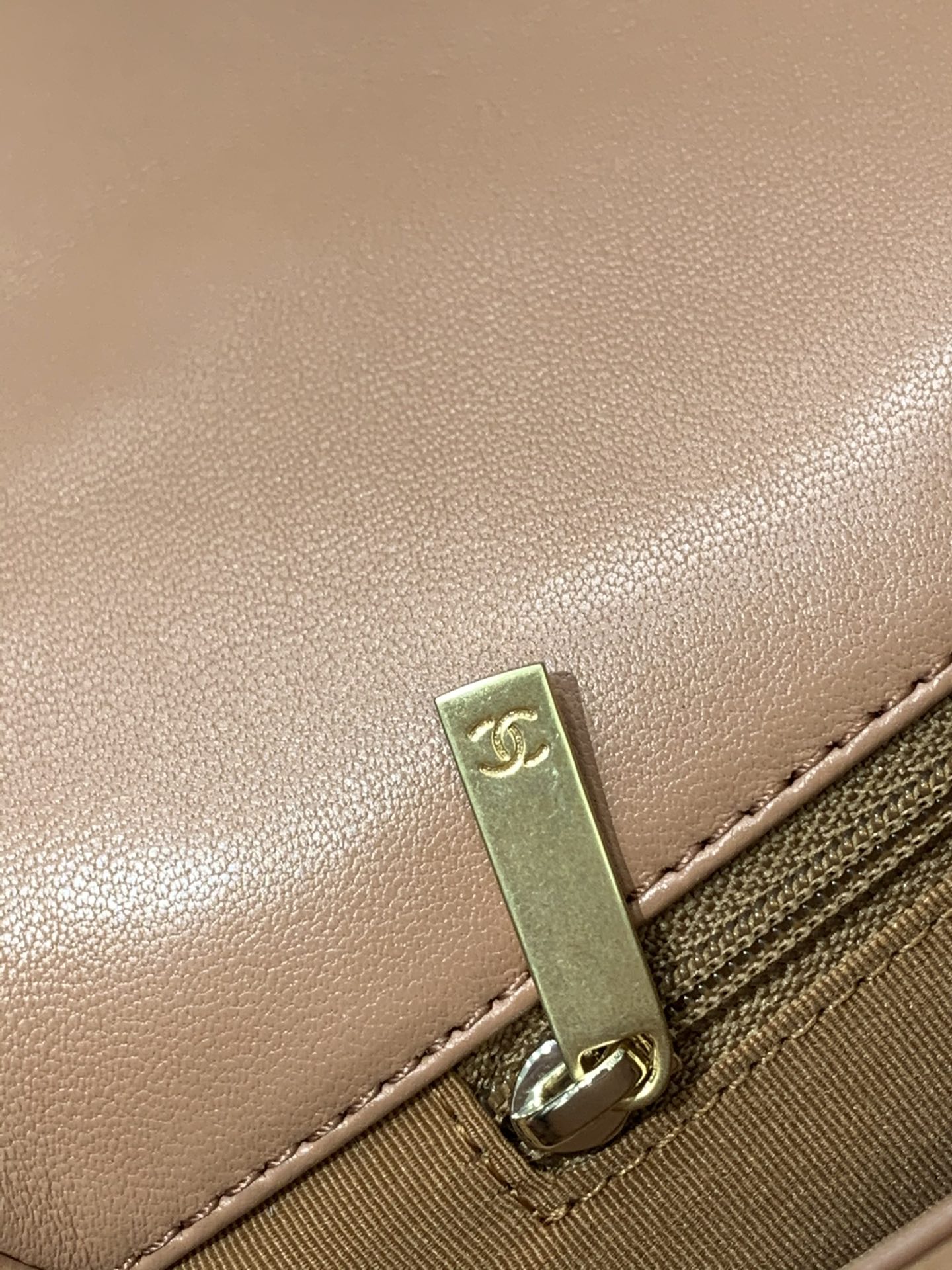 升级版带芯片五金～ Chanel 19手袋  口盖包 小号 焦糖色  小号尺寸：16x26x9cm