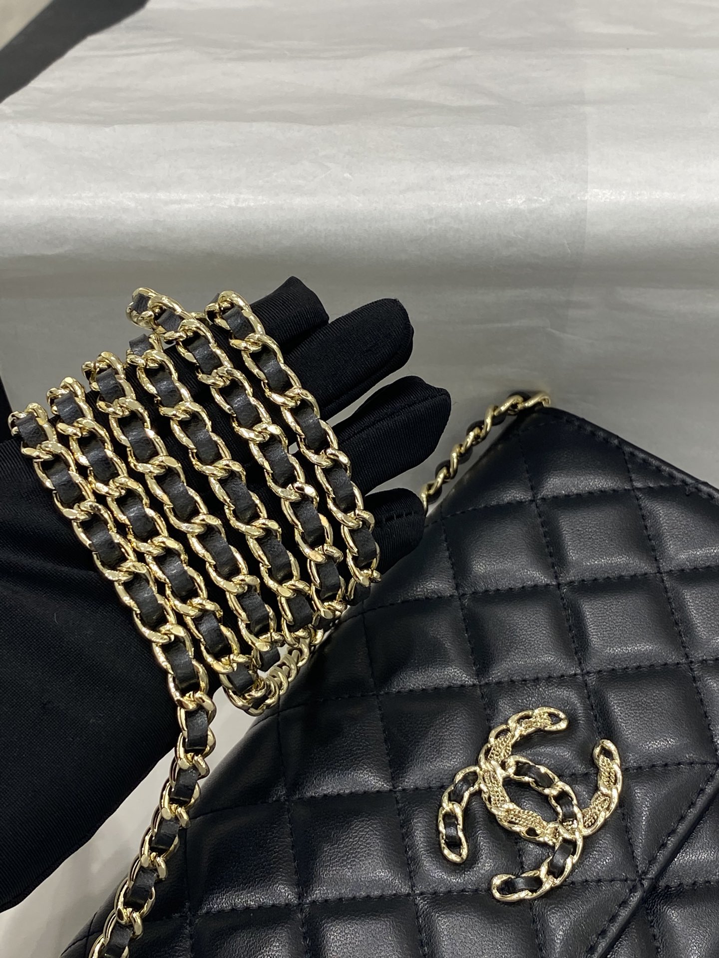 Chanel冬季神仙颜值之woc 19.5-12-3.5 黑色小羊皮～浅金扣 皮子+金属搭配，刚柔并济