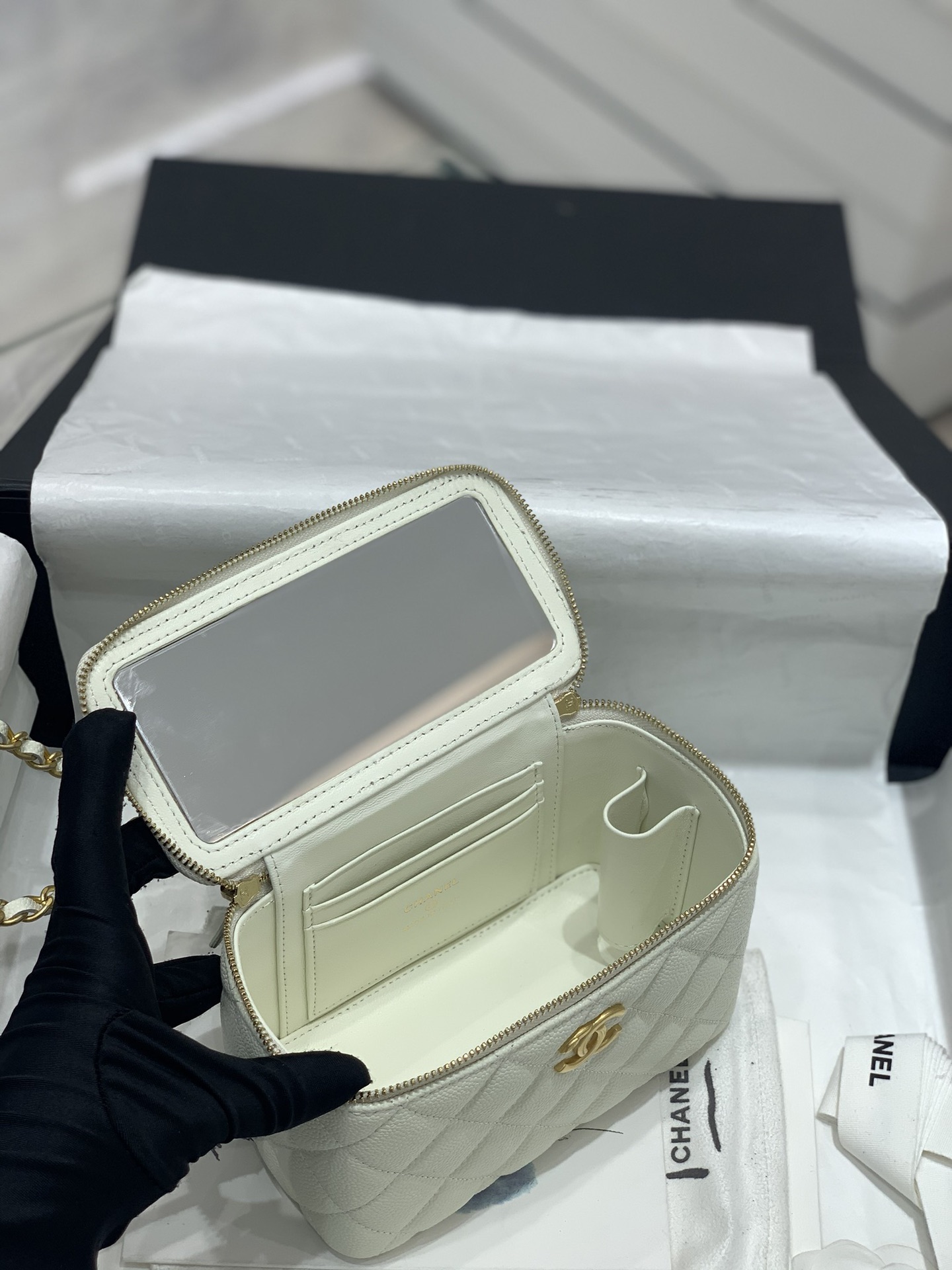 CHANEL 22S 镂空手柄盒子包 可以放下手机，内置口红位 手柄做旧五金 可以放下iphone13pro max 16×10×8cm