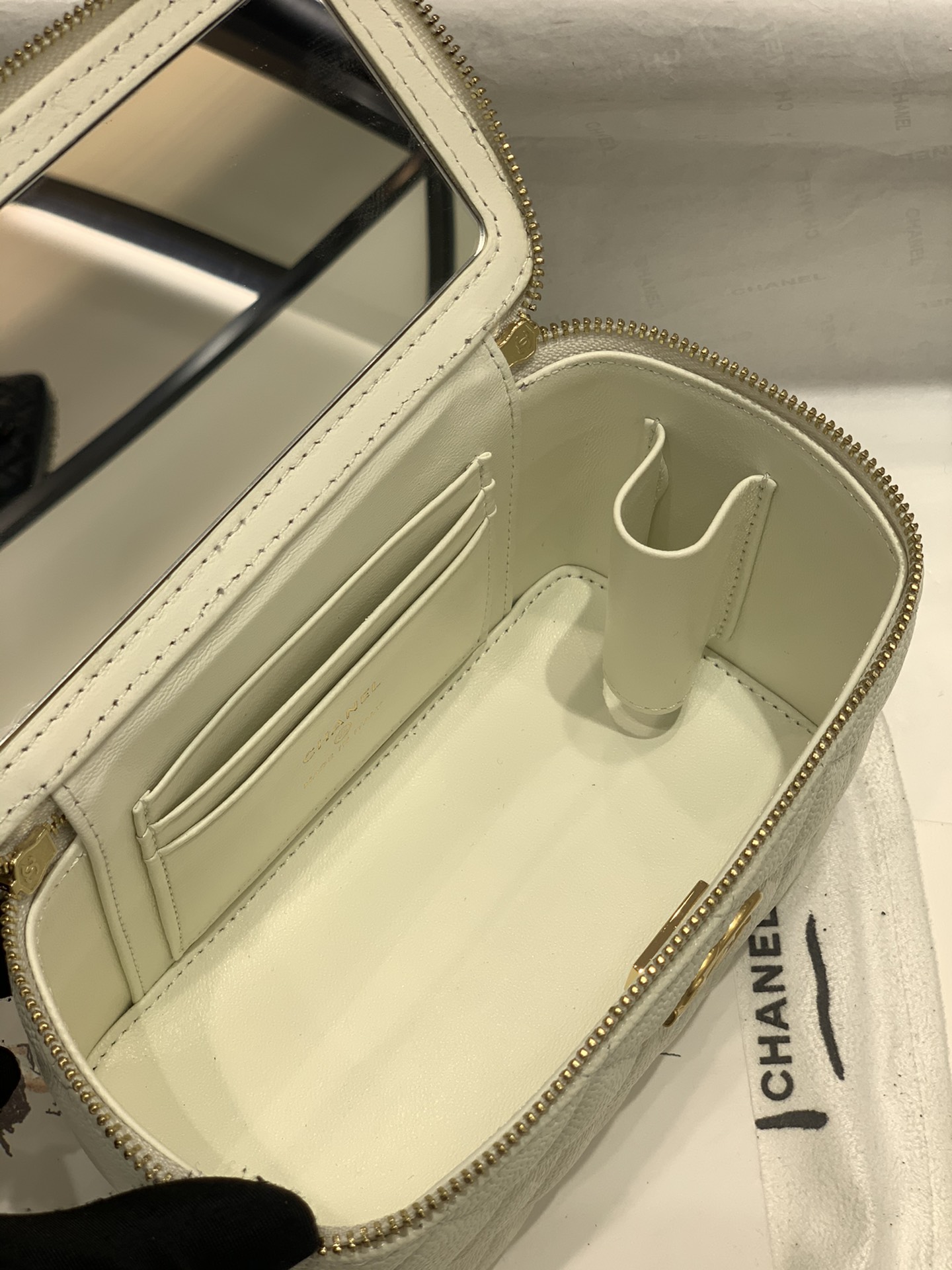 CHANEL 22S 镂空手柄盒子包 可以放下手机，内置口红位 手柄做旧五金 可以放下iphone13pro max 16×10×8cm