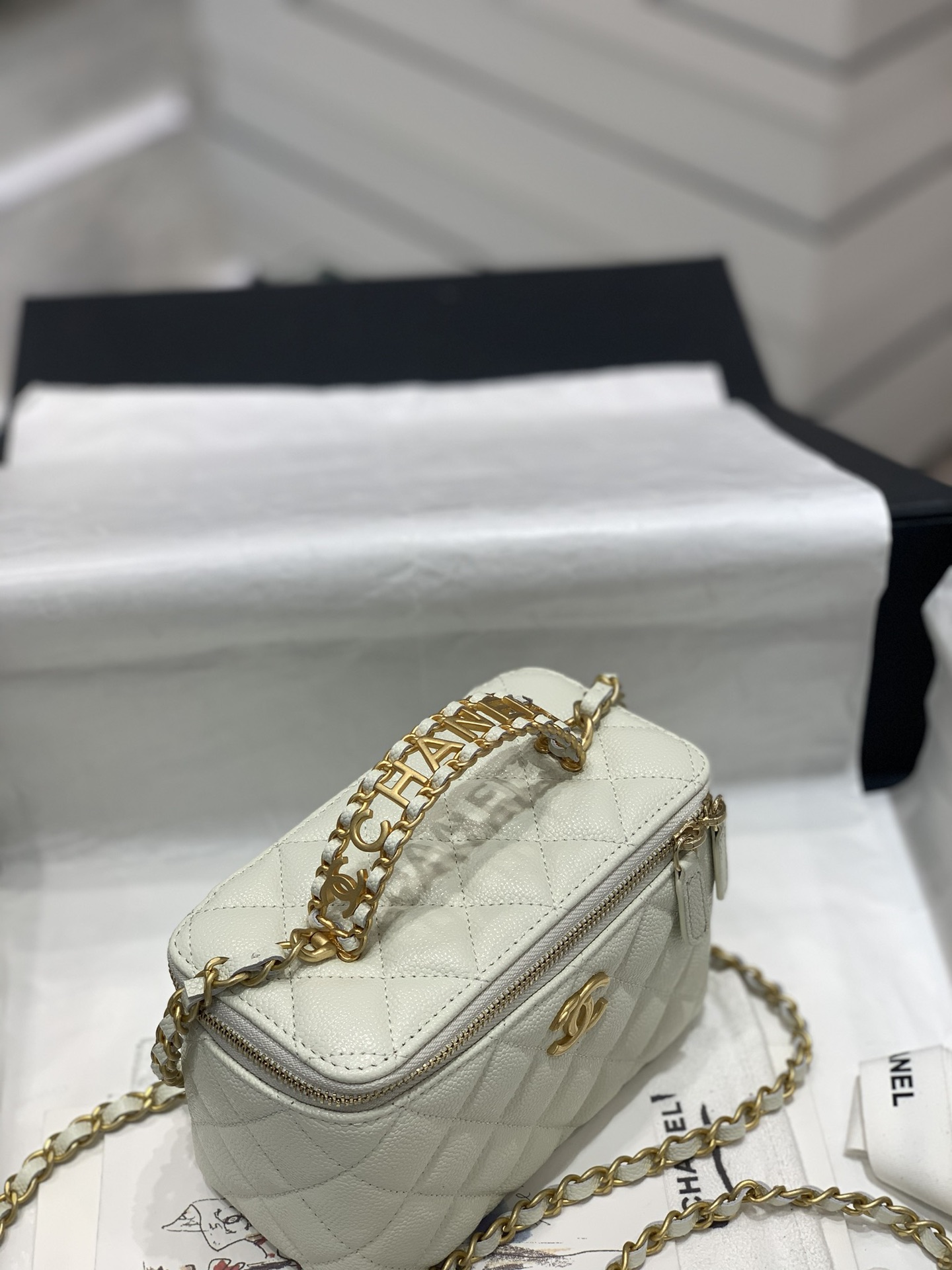 CHANEL 22S 镂空手柄盒子包 可以放下手机，内置口红位 手柄做旧五金 可以放下iphone13pro max 16×10×8cm