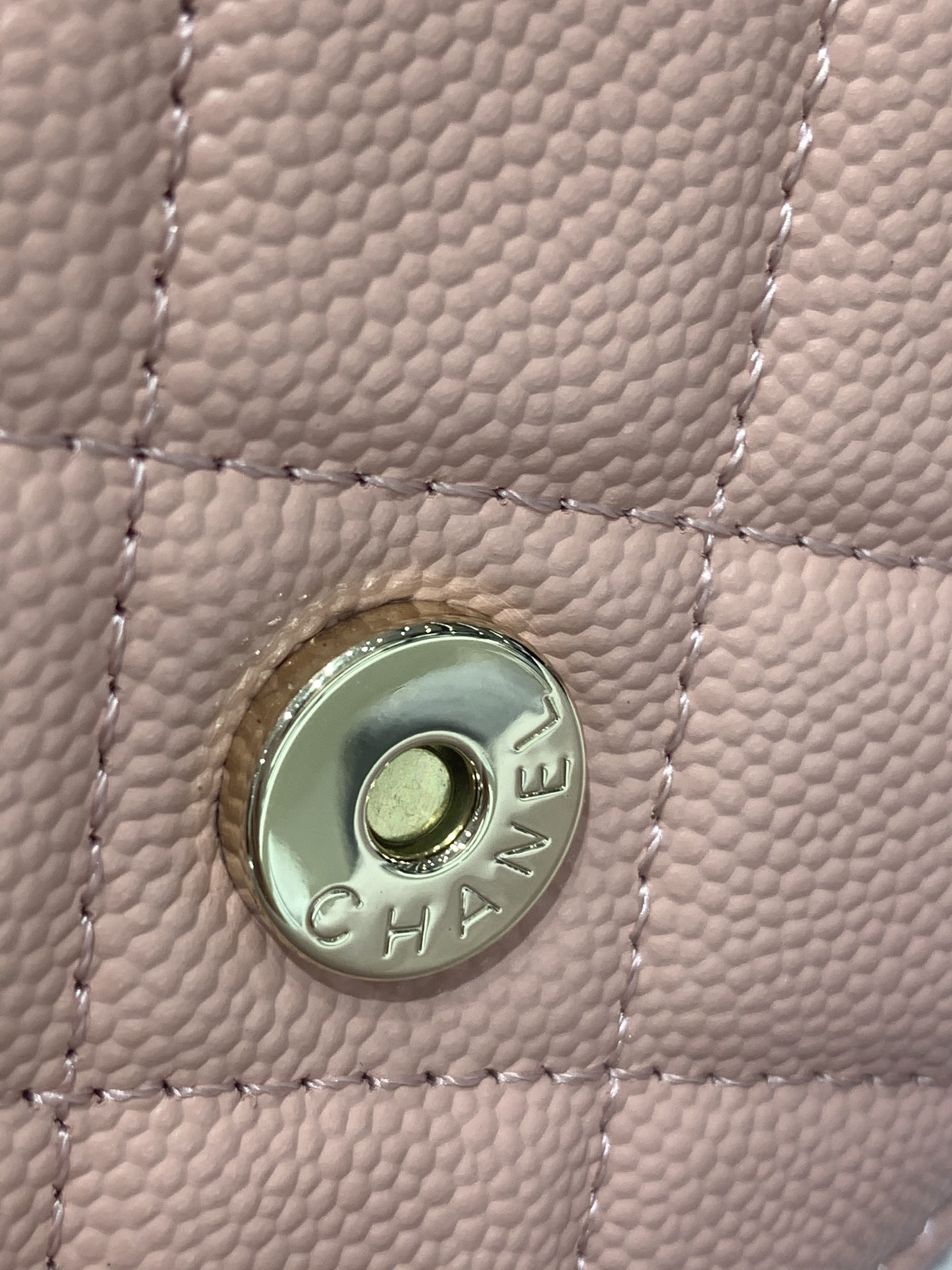 Chanel 最新设计→钻扣Woc发财包 鱼子酱牛皮 搭配水钻 闪亮亮blingbling-广州尚美皮具_原单包包工厂货源 Chanel 最新设计→钻扣Woc发财包 鱼子酱牛皮 搭配水钻 闪亮亮blingbling