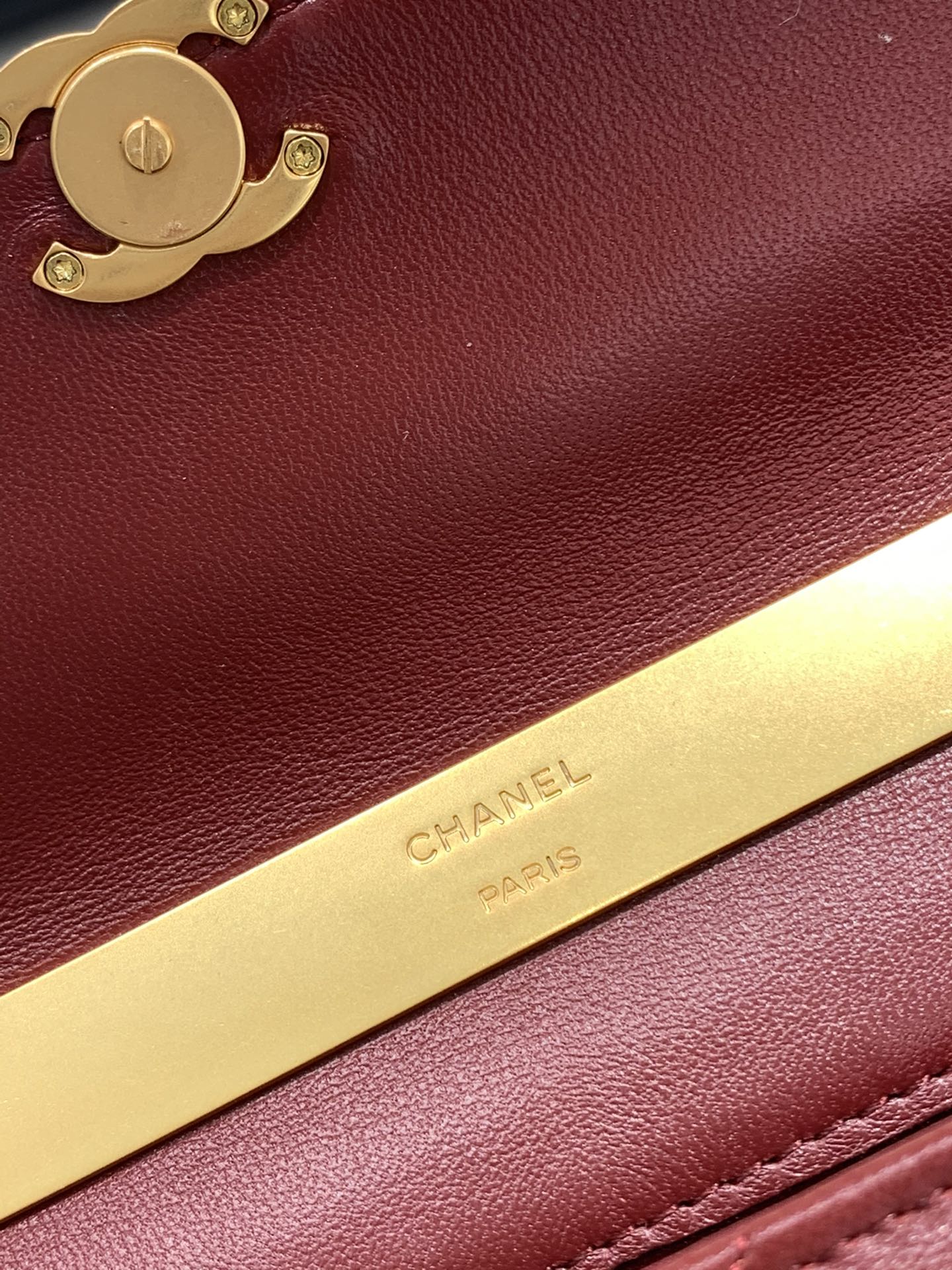 CHANEL 22B珐琅扣手柄包 Kelly 大号 复古金镂空设计 10-18-4.5cm-广州尚美皮具_原单包包工厂货源 CHANEL 22B珐琅扣手柄包 Kelly 大号 复古金镂空设计 10-18-4.5cm
