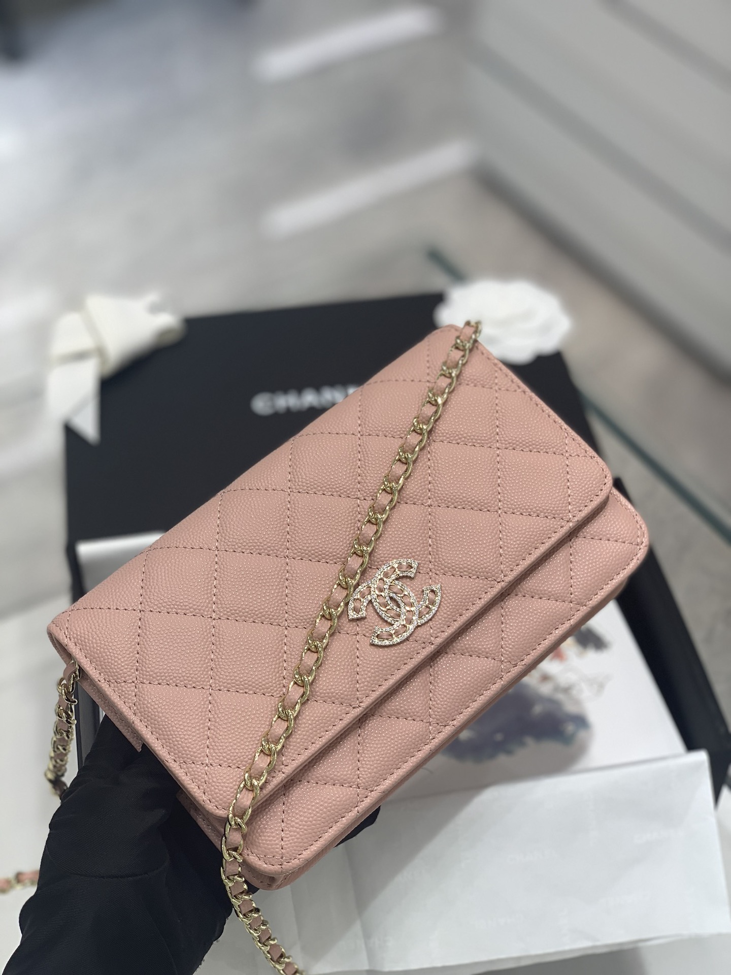 Chanel 最新设计→钻扣Woc发财包 鱼子酱牛皮 搭配水钻 闪亮亮blingbling-广州尚美皮具_原单包包工厂货源 Chanel 最新设计→钻扣Woc发财包 鱼子酱牛皮 搭配水钻 闪亮亮blingbling