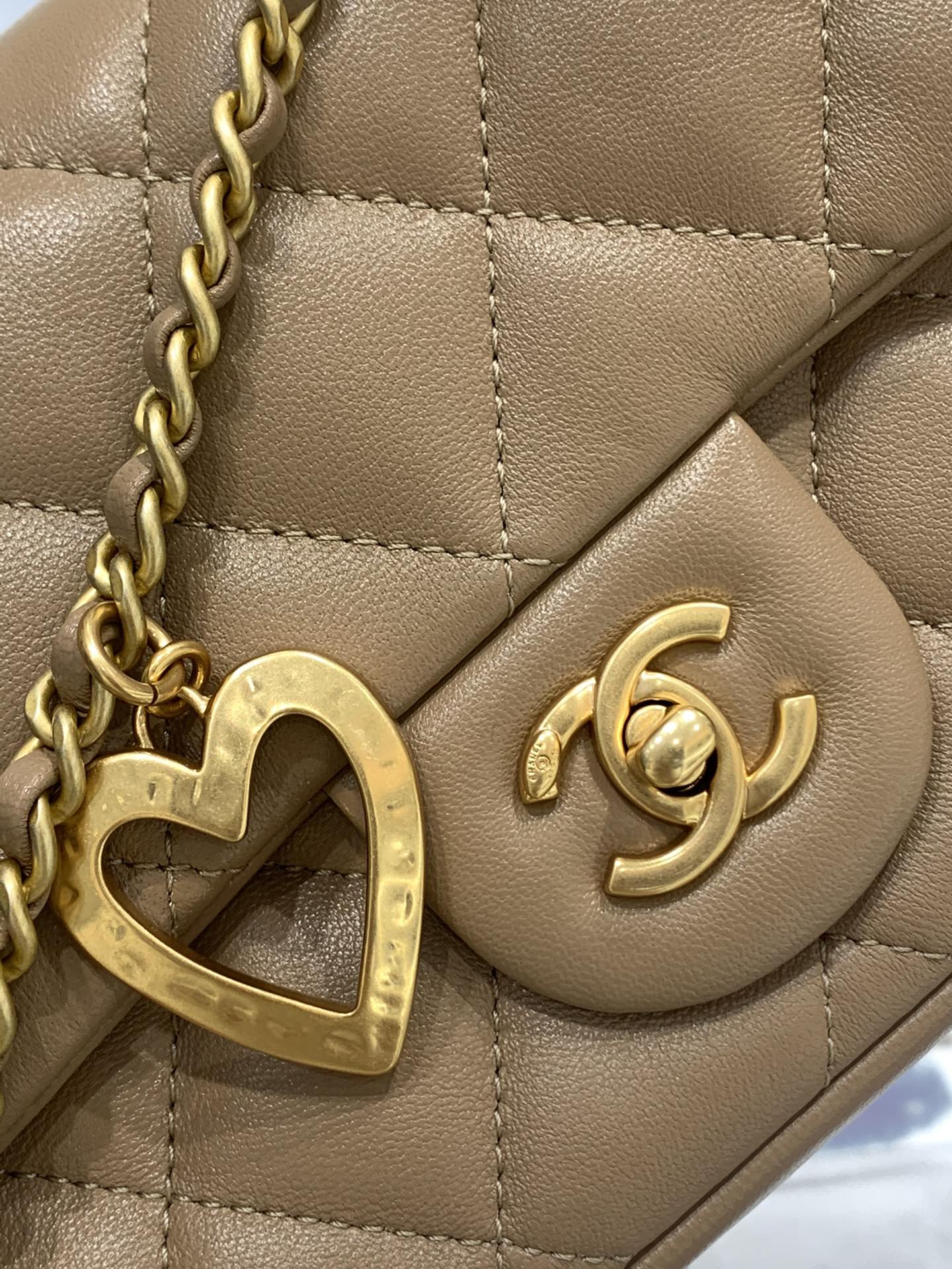 Chanel 上新啦 唯一的限量版 爱心链条mini cf cf经典版型加上爱心吊坠 18cm-广州尚美皮具_原单包包工厂货源 Chanel 上新啦 唯一的限量版 爱心链条mini cf cf经典版型加上爱心吊坠 18cm